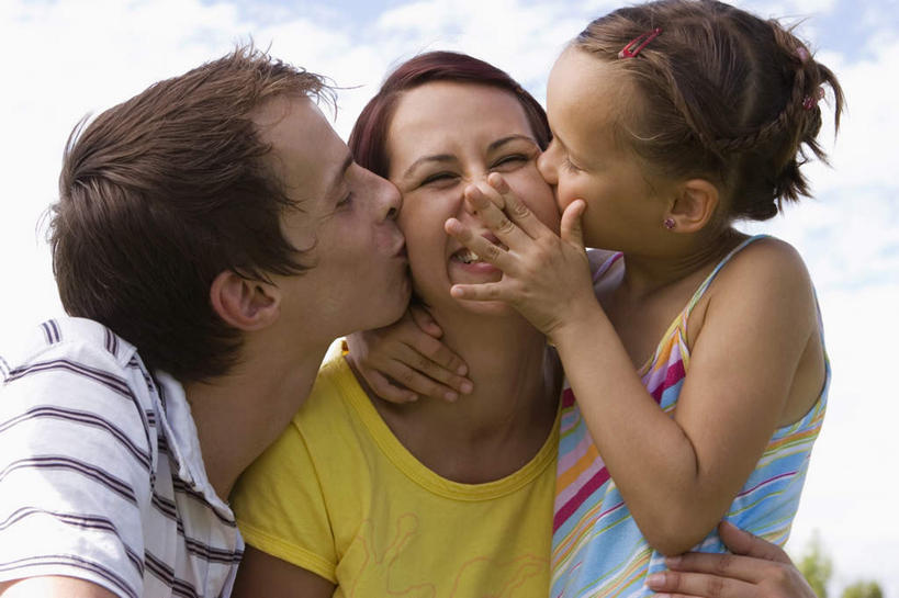 西方人,儿童,三个人,家庭,夫妻,母亲,父亲,女儿,站,吻,横图,室外,白天,仰视,爱情,纯洁,欧洲,欧洲人,服装,云,云朵,浪漫,云彩,注视,休闲装,小孩,衣服,白云,蓝天,天空,天,观察,看,站着,休闲,温暖,温馨,父女,母女,三口之家,一家人,休闲服,恩爱,父爱,可爱,母爱,童年,童趣,捂,恋人,服饰,观看,和睦,察看,关注,童真,烂漫,无邪,天真,男人,男性,年轻男性,年轻女性,女孩,女人,女性,白种人,孩子,年轻人,夫妇,情侣,亲,亲吻,站立,半身,彩图,低角度拍摄,伴侣,融洽,女生,捂着