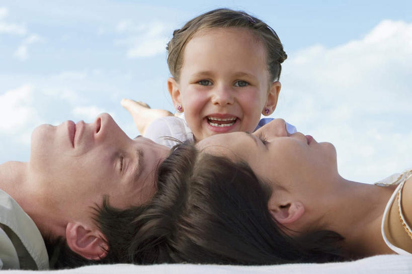 西方人,儿童,脸,头,脸颊,三个人,家庭,夫妻,母亲,父亲,女儿,躺,闭眼,睡,横图,室外,特写,白天,正面,爱情,纯洁,欧洲,欧洲人,服装,朦胧,模糊,云,云朵,浪漫,云彩,注视,休闲装,肩膀,小孩,衣服,白云,蓝天,天空,天,观察,看,休闲,温暖,温馨,父女,母女,三口之家,一家人,休闲服,恩爱,父爱,可爱,母爱,童年,童趣,恋人,服饰,观看,和睦,察看,关注,童真,烂漫,无邪,卧着,天真,男人,男性,年轻男性,年轻女性,女孩,女人,女性,白种人,孩子,年轻人,头部,脸部,脸蛋,面部,夫妇,情侣,闭眼睛,闭着眼,闭着眼睛,困,困觉,寝息,睡觉,躺着,卧,半身,彩图,伴侣,融洽,女生