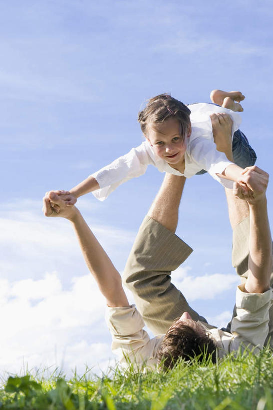 西方人,儿童,两个人,家庭,父亲,女儿,躺,举,伸展双臂,笑,微笑,露齿笑,竖图,室外,白天,正面,纯洁,草地,草坪,植物,欧洲,欧洲人,服装,云,云朵,云彩,注视,休闲装,草,小孩,衣服,蓝色,绿色,白云,蓝天,天空,天,观察,看,托,休闲,温暖,温馨,父女,一家人,休闲服,父爱,可爱,童年,童趣,服饰,晴朗,观看,和睦,察看,关注,童真,烂漫,无邪,卧着,天真,男人,男性,年轻男性,女孩,白种人,孩子,年轻人,晴空,敞开双臂,举起,举手,举着,伸开双臂,躺着,卧,向上举,向上伸,向上托,展开双肩,张开手臂,张开双臂,半身,彩图,融洽,女生