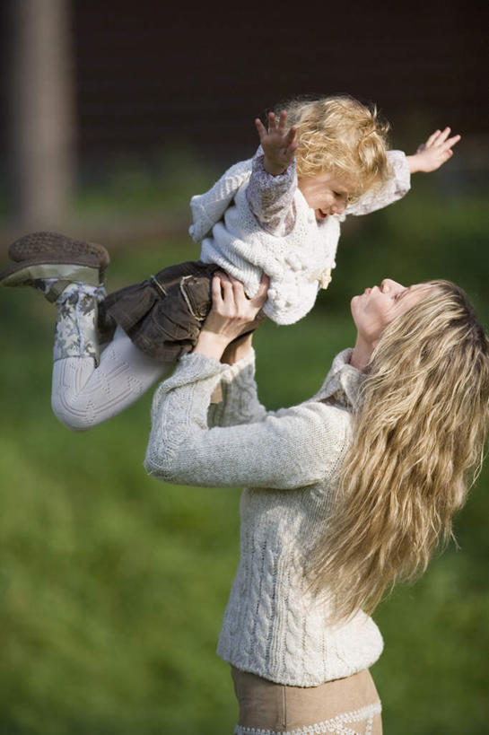 西方人,儿童,两个人,家庭,母亲,女儿,站,举,伸展双臂,抱,竖图,室外,白天,侧面,纯洁,草地,草坪,森林,树林,植物,欧洲,欧洲人,服装,朦胧,模糊,注视,休闲装,草,树,树木,小孩,衣服,绿色,自然,观察,看,托,站着,休闲,温暖,温馨,母女,一家人,休闲服,可爱,母爱,童年,童趣,服饰,生长,成长,抱着,观看,和睦,察看,搂着,关注,童真,烂漫,无邪,天真,年轻女性,女孩,女人,女性,白种人,孩子,年轻人,敞开双臂,举起,举手,举着,搂,搂抱,伸开双臂,向上举,向上伸,向上托,展开双肩,站立,张开手臂,张开双臂,半身,彩图,融洽,女生