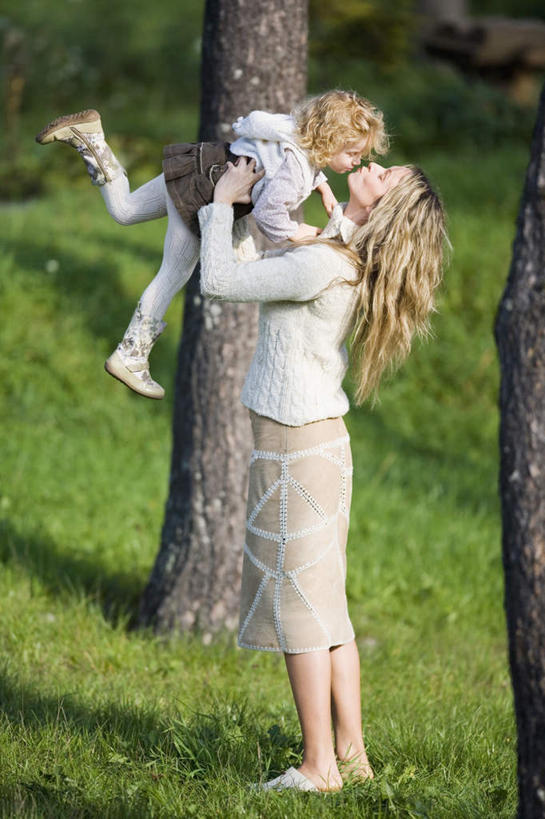 西方人,儿童,两个人,家庭,母亲,女儿,站,举,闭眼,伸展双臂,抱,吻,竖图,室外,白天,侧面,纯洁,草地,草坪,森林,树林,植物,欧洲,欧洲人,服装,朦胧,模糊,注视,休闲装,草,树,树木,小孩,衣服,绿色,自然,观察,看,托,站着,休闲,温暖,温馨,母女,一家人,休闲服,可爱,母爱,童年,童趣,服饰,生长,成长,抱着,观看,和睦,察看,搂着,关注,童真,烂漫,无邪,天真,年轻女性,女孩,女人,女性,白种人,孩子,年轻人,闭眼睛,闭着眼,闭着眼睛,敞开双臂,举起,举手,举着,搂,搂抱,亲,亲吻,伸开双臂,向上举,向上伸,向上托,展开双肩,站立,张开手臂,张开双臂,彩图,全身,融洽,女生