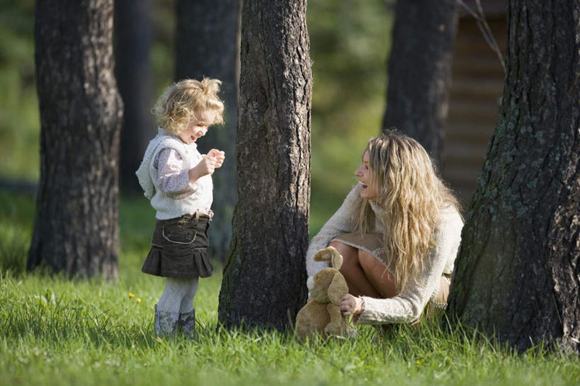 西方人,儿童,两个人,家庭,母亲,女儿,站,蹲,笑,微笑,露齿笑,横图,室外,白天,侧面,游戏,纯洁,草地,草坪,森林,树林,植物,玩具,欧洲,欧洲人,服装,朦胧,模糊,拿,玩,拿着,注视,休闲装,娱乐,草,树,树木,小孩,衣服,绿色,自然,观察,看,站着,休闲,温暖,温馨,母女,一家人,休闲服,可爱,母爱,童年,童趣,益智,服饰,生长,成长,观看,活动,和睦,察看,发泄,关注,消遣,智力,童真,烂漫,无邪,宣泄,天真,年轻女性,女孩,女人,女性,白种人,孩子,年轻人,蹲着,玩耍,嬉戏,站立,彩图,全身,融洽,女生