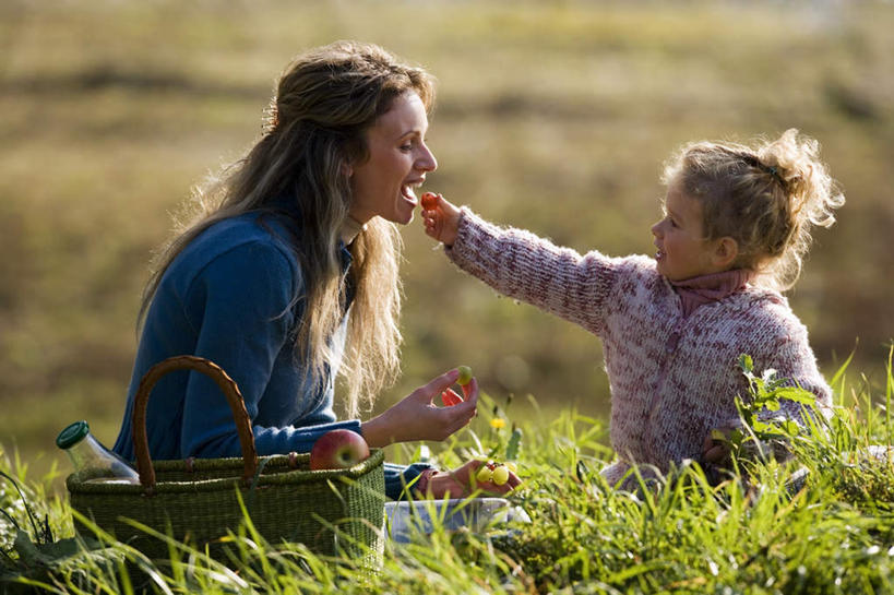 西方人,儿童,两个人,家庭,母亲,女儿,坐,笑,吃,交叉,微笑,露齿笑,横图,室外,白天,侧面,纯洁,草地,草坪,森林,树林,植物,竹子,苹果,葡萄,水果,欧洲,欧洲人,竹制,服装,朦胧,模糊,新鲜,编织,篮子,生食,食品,果实,拿,拿着,注视,休闲装,草,树,树木,食物,小孩,衣服,绿色,自然,玻璃瓶,瓶子,竹篮,观察,看,休闲,温暖,温馨,母女,一家人,面对面,休闲服,可爱,母爱,童年,童趣,喂,服饰,有机食品,绿色食品,生长,成长,观看,竹条,交织,和睦,察看,竹制品,关注,童真,烂漫,无邪,穿插,天真,年轻女性,女孩,女人,女性,白种人,孩子,年轻人,山葫芦,蒲桃,草龙珠,食,坐着,半身,彩图,融洽,女生