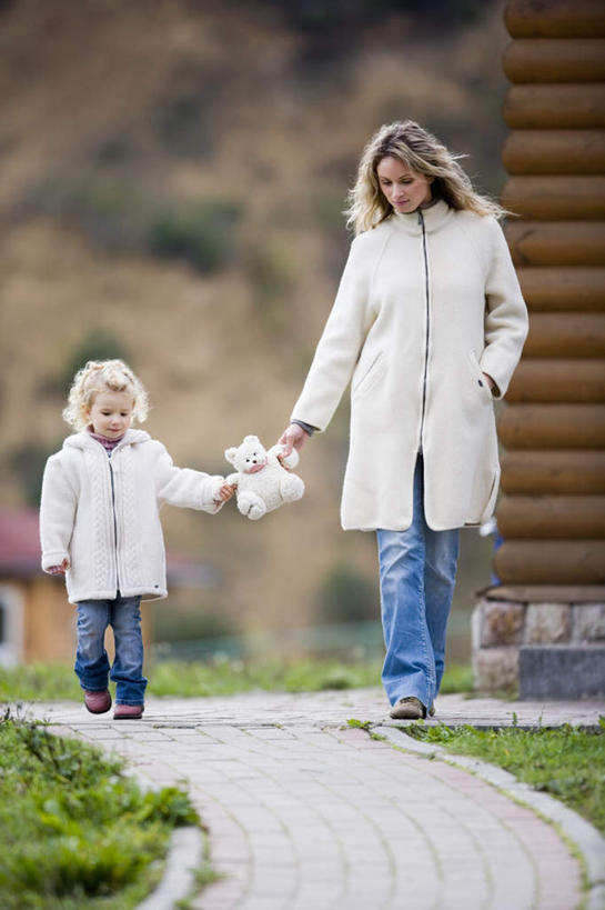 西方人,儿童,两个人,家庭,母亲,女儿,家,站,伸展双臂,竖图,室外,白天,正面,游戏,纯洁,道路,路,公路,玩具,欧洲,欧洲人,服装,朦胧,模糊,房屋,屋子,交通,拿,玩,拿着,注视,休闲装,娱乐,楼房,住宅,小孩,衣服,观察,看,站着,休闲,温暖,温馨,母女,一家人,休闲服,可爱,母爱,童年,童趣,益智,服饰,观看,活动,和睦,察看,发泄,关注,消遣,智力,手插袋,单手插袋,童真,烂漫,无邪,单手抄兜,单手放兜,宣泄,天真,年轻女性,女孩,女人,女性,白种人,孩子,年轻人,马路,插兜,敞开双臂,伸开双臂,手插兜,手放口袋,玩耍,嬉戏,展开双肩,站立,张开手臂,张开双臂,彩图,全身,房子,融洽,女生,手抄兜