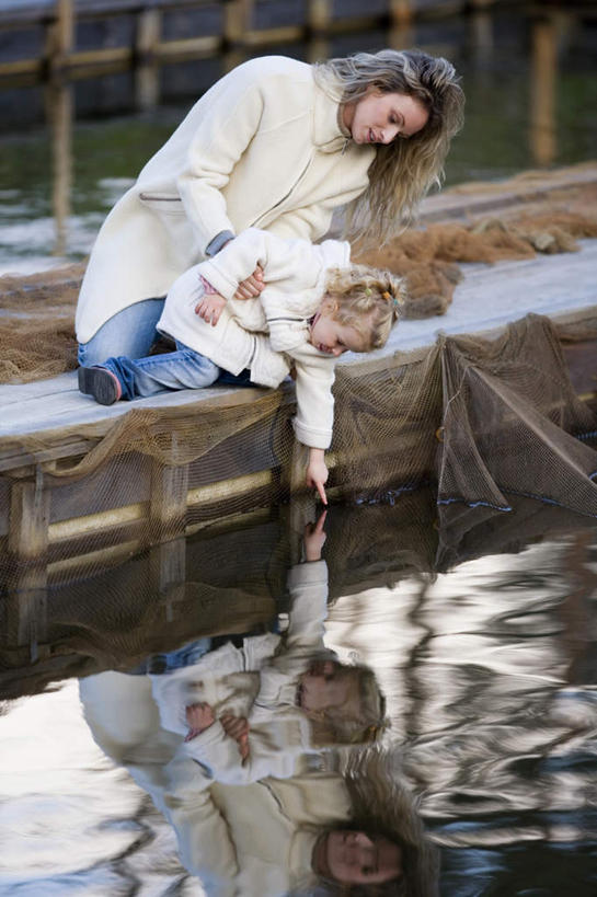 西方人,儿童,两个人,家庭,母亲,女儿,跪,竖图,室外,白天,侧面,游戏,纯洁,湖,湖泊,水,欧洲,欧洲人,服装,朦胧,模糊,木板,湖面,水流,水面,桥,木桥,玩,注视,休闲装,栈桥,小孩,衣服,湖水,观察,看,休闲,温暖,温馨,母女,一家人,手指,休闲服,可爱,母爱,童年,童趣,服饰,观看,人行桥,木板桥,和睦,察看,关注,童真,烂漫,无邪,天真,年轻女性,女孩,女人,女性,白种人,孩子,年轻人,跪着,玩耍,嬉戏,彩图,全身,融洽,女生