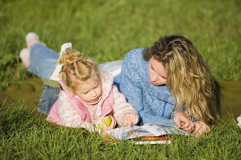 西方人,儿童,两个人,家庭,母亲,女儿,躺,说,横图,俯视,室外,白天,看书,阅读,纯洁,草地,草坪,植物,苹果,书籍,水果,欧洲,欧洲人,学习,指,服装,朦胧,模糊,新鲜,生食,食品,果实,拿,拿着,注视,休闲装,方向,草,食物,小孩,衣服,绿色,书本,观察,看,趴着,手势,休闲,温暖,温馨,母女,一家人,休闲服,可爱,母爱,童年,童趣,读书,浏览,服饰,有机食品,绿色食品,观看,和睦,察看,指向,关注,童真,烂漫,无邪,卧着,交流,天真,年轻女性,女孩,女人,女性,白种人,孩子,年轻人,书,图书,沟通,讲话,交谈,趴,说话,谈话,躺着,卧,彩图,高角度拍摄,全身,融洽,女生