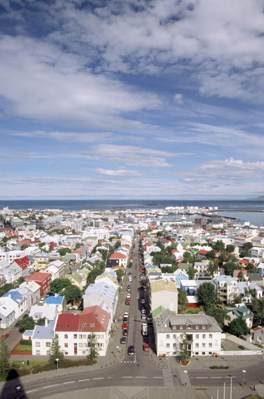 无人,家,竖图,俯视,航拍,室外,白天,度假,海浪,海洋,美景,植物,城市风光,城市,道路,路,公路,欧洲,冰岛,房屋,屋子,景观,浪花,水平线,云,云朵,公寓,辽阔,交通,海平线,首都,云彩,娱乐,洋房,楼房,住宅,树,树木,蓝色,绿色,白云,蓝天,天空,自然,海水,天,享受,休闲,广阔,景色,放松,生长,晴朗,成长,一望无际,鸟瞰,北欧,海景,冰岛共和国,无边无际,一马平川,雷克雅未克,大海,风浪,海,海水的波动,近岸浪,涌浪,晴空,马路,彩图,高角度拍摄,房子,水天相接,水天一线