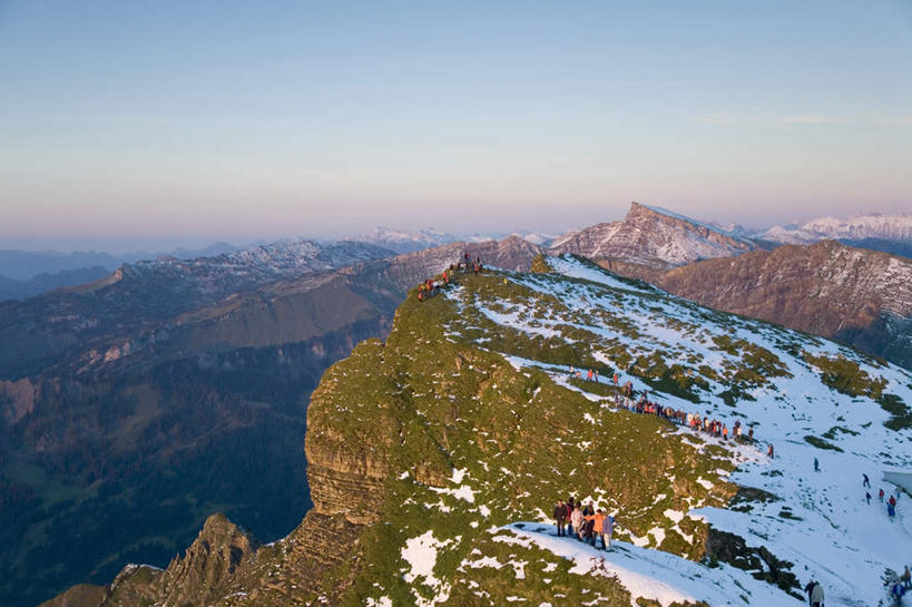 无人,横图,俯视,航拍,室外,白天,日出,山,树林,太阳,雪,雪山,植物,大雪,澳大利亚,冰,地平线,积雪,山峰,雪景,冬季,冬天,辽阔,地面,朝霞,晨曦,黎明,山峦,树,树木,绿色,阳光,自然,广阔,寒冷,生长,成长,一望无际,冰冷,鸟瞰,延伸,大洋洲,澳洲,南方大陆,肌理,天地相交,严寒,澳大利亚联邦,冰凉,酷寒,凛冽,凛凛,极冷,无边无际,一马平川,朝阳,彩图,高角度拍摄,破晓