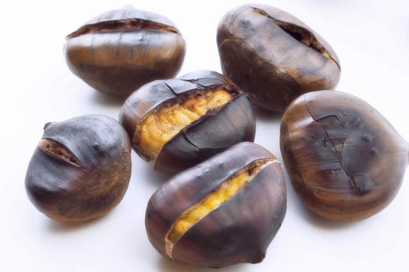 无人,横图,俯视,室内,特写,白天,白色背景,许多,阴影,反射,影子,板栗,栗子,坚果,棕色,毛栗子,摄影,影棚,毛栗,栗果,栗楔,彩图,高角度拍摄,影棚拍摄,拍摄