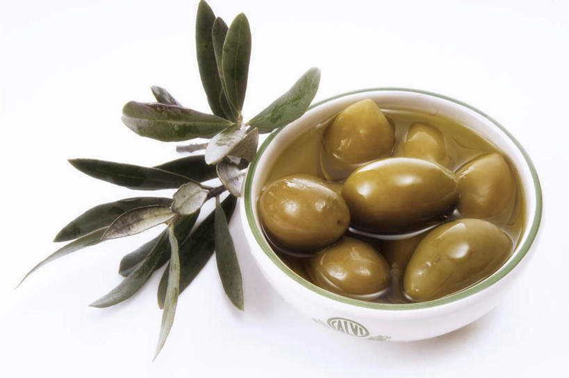 无人,横图,俯视,室内,特写,白天,白色背景,桌面,桌子,橄榄,水果,叶子,新鲜,陶瓷,生食,橄榄油,食品,果实,绿叶,陶瓷制品,食物,容器,碗,嫩叶,摄影,有机食品,绿色食品,影棚,储藏,绿橄榄,储存,叶,叶片,彩图,高角度拍摄,影棚拍摄,拍摄,贮存