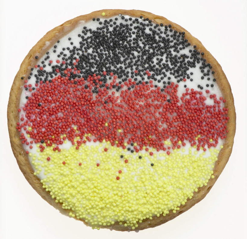 无人,横图,俯视,室内,白天,白色背景,餐具,旗帜,国旗,一排,许多,整齐,碟子,盘,食品,糖,糖果,甜点,甜品,软糖,食物,排列,一个,黄色,红色,黑色,盘子,碟,甜食,摄影,影棚,单个,队列,德国国旗,糖珠,旗,彩图,高角度拍摄,影棚拍摄,拍摄