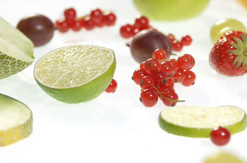 无人,横图,俯视,室内,特写,白天,白色背景,桌面,桌子,苹果,草莓,芒果,猕猴桃,柠檬,葡萄,香蕉,水果,一排,切开,新鲜,整齐,哈密瓜,生食,食品,果实,食物,排列,切,摄影,有机食品,绿色食品,影棚,队列,剖面,切面,益母果,洋莓,望果,水果皇后,山葫芦,奇异果,蒲桃,柠果,蜜望,猕猴梨,檬果,闷果,漭果,杧果,红莓,甘蕉,地莓,草龙珠,庵波罗果,彩图,高角度拍摄,影棚拍摄,拍摄