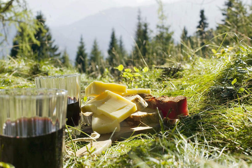 点心,面包,奶酪,红酒,葡萄酒,无人,横图,室外,白天,正面,旅游,度假,草地,草坪,美景,森林,山,山脉,树林,植物,杯子,切开,朦胧,模糊,景观,山峰,干酪,起司,食品,面点,山峦,酒类,芝士,营养,娱乐,火腿,玻璃制品,酒,草,树,树木,食物,糕点,饮料,蓝色,绿色,蓝天,天空,自然,水杯,群山,天,切,享受,休闲,红葡萄酒,乳酪,景色,放松,生长,晴朗,成长,乳制品,自然风光,发酵,剖面,切面,万里无云,玻璃杯,晴空,晴空万里,彩图