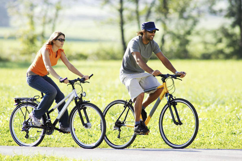 西方人,胡须,两个人,家庭,夫妻,公园,坐,笑,微笑,露齿笑,横图,室外,白天,侧面,爱情,锻炼,运动,草地,草坪,森林,树林,植物,道路,路,公路,自行车,帽子,欧洲,欧洲人,戴,服装,朦胧,模糊,草帽,墨镜,眼镜,交通,浪漫,山地车,注视,休闲装,车,脚踏车,草,树,树木,衣服,绿色,自然,太阳镜,太阳眼镜,交通工具,观察,看,休闲,温暖,温馨,一家人,休闲服,遮阳镜,恩爱,恋人,服饰,生长,成长,观看,和睦,察看,关注,载具,山地自行车,体育,男人,男性,年轻男性,年轻女性,女人,女性,白种人,胡子,小胡子,情侣,马路,坐着,彩图,全身,健身,伴侣,融洽