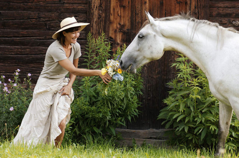 西方人,一个人,家,木屋,站,笑,微笑,露齿笑,横图,室外,白天,侧面,草地,草坪,马,野生动物,帽子,欧洲,欧洲人,仅一个年轻女性,仅一个女性,仅一个人,服装,盛开,房屋,屋子,拿,花蕾,拿着,注视,休闲装,楼房,一匹,住宅,草,花,花瓣,花朵,鲜花,衣服,白色,动物,遮阳帽,花苞,花蕊,观察,看,站着,休闲,休闲服,运输,服饰,牲畜,观看,察看,关注,年轻女性,女人,女性,白种人,站立,彩图,全身,房子,茅舍,茅屋,棚屋,小木屋,小屋