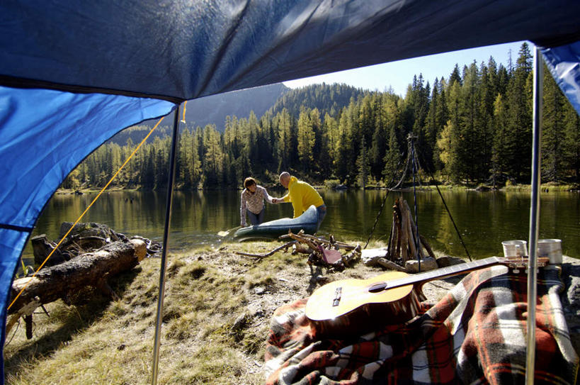 皮划艇,西方人,两个人,家庭,夫妻,站,横图,室外,白天,正面,爱情,旅游,度假,草地,草坪,湖,湖泊,森林,山,山脉,树林,水,植物,船,欧洲,欧洲人,弯腰,服装,船桨,帐篷,湖面,山峰,水流,水面,吉他,乐器,弦乐器,山峦,浪漫,拿,拿着,注视,休闲装,娱乐,草,树,树木,衣服,绿色,自然,交通工具,湖水,群山,观察,看,站着,享受,休闲,温暖,温馨,一家人,休闲服,恩爱,放松,恋人,服饰,生长,成长,观看,和睦,察看,关注,载具,弹拨弦鸣乐器,露营,野营,宿营,男人,男性,年轻男性,年轻女性,女人,女性,白种人,情侣,站立,彩图,全身,伴侣,融洽,弹拨弦乐器