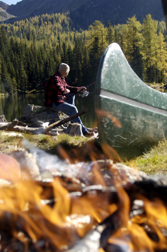 皮划艇,西方人,一个人,坐,竖图,室外,白天,侧面,热情,草地,草坪,森林,山,山脉,树林,植物,船,火,欧洲,欧洲人,仅一个男性,仅一个人,服装,火焰,山峰,山峦,燃烧,拿,拿着,注视,休闲装,草,树,树木,仅一个年轻男性,衣服,绿色,自然,交通工具,群山,观察,看,休闲,休闲服,服饰,观看,渔具,察看,关注,载具,男人,男性,年轻男性,白种人,钓竿,鱼竿,坐着,彩图,全身,钓鱼