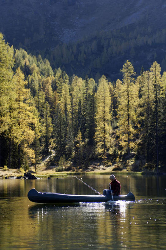 皮划艇,西方人,一个人,坐,竖图,室外,白天,侧面,湖,湖泊,森林,树林,水,植物,船,欧洲,欧洲人,仅一个男性,仅一个人,服装,船桨,湖面,水流,水面,拿,拿着,注视,休闲装,树,树木,仅一个年轻男性,衣服,绿色,自然,交通工具,湖水,观察,看,休闲,休闲服,服饰,生长,成长,观看,察看,关注,载具,男人,男性,年轻男性,白种人,坐着,彩图,全身