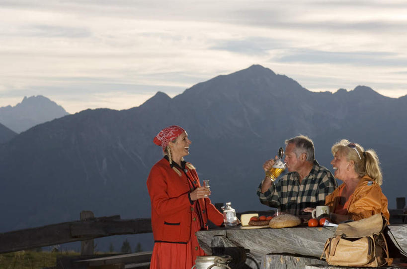 西方人,三个人,家庭,夫妻,伙伴,朋友,站,坐,笑,微笑,露齿笑,横图,室外,白天,正面,爱情,友谊,山,山脉,餐桌,桌子,杯子,欧洲,欧洲人,服装,山峰,云,云朵,食品,山峦,浪漫,拿,云彩,拿着,注视,休闲装,玻璃制品,食物,衣服,白云,蓝天,天空,水杯,群山,天,观察,看,站着,休闲,温暖,温馨,一家人,休闲服,恩爱,恋人,服饰,餐台,观看,和睦,察看,关注,友情,男人,男性,女人,女性,中年男性,中年女性,白种人,情侣,玻璃杯,站立,坐着,半身,彩图,伴侣,融洽