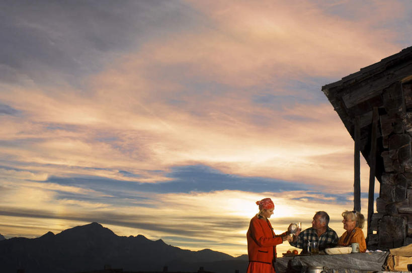 西方人,三个人,家庭,夫妻,木屋,坐,笑,微笑,露齿笑,横图,室外,白天,正面,爱情,山,山脉,餐桌,桌子,杯子,欧洲,欧洲人,倒,服装,山峰,云,云朵,食品,山峦,浪漫,拿,云彩,拿着,注视,休闲装,玻璃制品,食物,衣服,白云,蓝天,天空,水杯,群山,天,观察,看,休闲,温暖,温馨,一家人,休闲服,恩爱,恋人,服饰,餐台,观看,和睦,察看,关注,男人,男性,年轻男性,年轻女性,女人,女性,白种人,情侣,玻璃杯,坐着,半身,彩图,茅舍,茅屋,棚屋,小木屋,小屋,伴侣,融洽