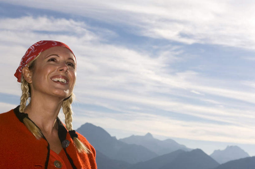 西方人,一个人,站,笑,微笑,露齿笑,横图,室外,白天,仰视,山,山脉,欧洲,欧洲人,仅一个年轻女性,仅一个女性,仅一个人,服装,头巾,山峰,云,云朵,山峦,云彩,注视,休闲装,衣服,白云,蓝天,天空,群山,天,观察,看,站着,休闲,休闲服,服饰,观看,察看,关注,年轻女性,女人,女性,白种人,抬头,仰头,站立,半身,彩图,低角度拍摄