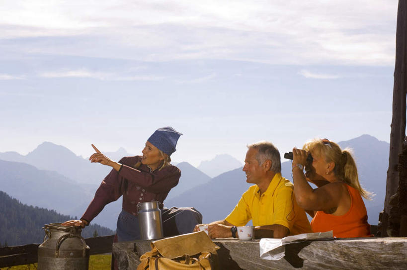 西方人,三个人,家庭,夫妻,伙伴,朋友,站,坐,说,横图,室外,白天,正面,爱情,友谊,仪器,科技,山,山脉,餐桌,桌子,杯子,欧洲,欧洲人,眺望,指,服装,检查,研究,反射,分析,科学,瓷器,望远镜,山峰,云,云朵,咖啡杯,陶瓷制品,山峦,浪漫,拿,云彩,拿着,注视,休闲装,方向,衣服,蓝色,白云,蓝天,天空,群山,天,观察,看,手势,站着,休闲,温暖,温馨,一家人,休闲服,恩爱,清晰,探索,恋人,服饰,放大,晴朗,餐台,观看,仔细,和睦,科研,察看,科学技术,瞭望,指向,聚焦,关注,瓷杯,远视镜,瞭望镜,光学,清楚,双筒镜,双筒望远镜,交流,友情,男人,男性,女人,女性,中年男性,中年女性,白种人,情侣,晴空,沟通,讲话,交谈,说话,谈话,站立,坐着,半身,彩图,伴侣,融洽,光学仪器,千里镜