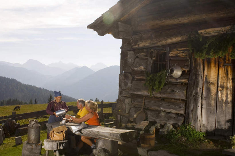 牛奶,西方人,三个人,家庭,夫妻,伙伴,朋友,木屋,站,坐,横图,室外,白天,正面,爱情,友谊,山,山脉,餐桌,桌子,杯子,欧洲,欧洲人,倒,服装,山峰,云,云朵,山峦,饮品,浪漫,营养,云彩,注视,休闲装,玻璃制品,饮料,衣服,蓝色,白云,蓝天,天空,水杯,群山,天,观察,看,站着,休闲,温暖,温馨,一家人,休闲服,恩爱,恋人,服饰,晴朗,餐台,观看,和睦,察看,乳制品,奶,牛乳,关注,安神,友情,男人,男性,女人,女性,中年男性,中年女性,白种人,情侣,玻璃杯,晴空,站立,坐着,半身,彩图,茅舍,茅屋,棚屋,小木屋,小屋,伴侣,融洽