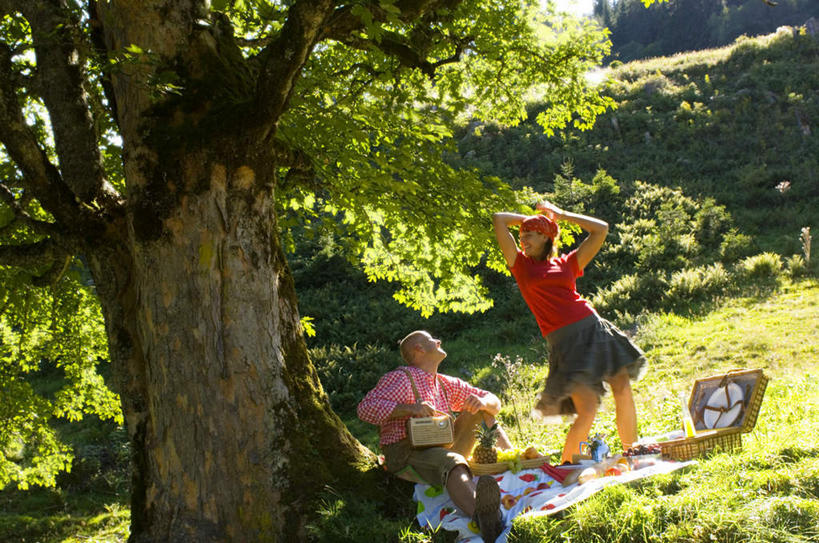 西方人,两个人,家庭,夫妻,坐,笑,交叉,微笑,露齿笑,横图,室外,白天,正面,爱情,草地,草坪,花海,花圃,森林,树林,植物,竹子,叶子,欧洲,欧洲人,竹制,服装,朦胧,模糊,盛开,编织,布料,篮子,食品,浪漫,拿,花蕾,布纹,拿着,注视,休闲装,设备,桌布,草,花,花瓣,花朵,花卉,鲜花,树,树木,食物,衣服,绿色,自然,餐巾,竹篮,收音机,台布,花丛,花束,花田,花苞,花蕊,油菜花,观察,看,休闲,温暖,温馨,一家人,休闲服,恩爱,恋人,服饰,观看,竹条,交织,和睦,信号,无线电,察看,竹制品,关注,广播,穿插,无线电技术,男人,男性,年轻男性,年轻女性,女人,女性,白种人,情侣,抬头,仰头,坐着,彩图,全身,伴侣,融洽,芸苔,芸薹