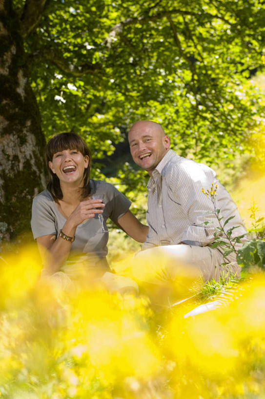 西方人,两个人,家庭,夫妻,坐,笑,微笑,露齿笑,竖图,室外,白天,侧面,爱情,花海,花圃,植物,杯子,叶子,欧洲,欧洲人,服装,朦胧,模糊,盛开,浪漫,拿,花蕾,拿着,扭头,注视,休闲装,玻璃制品,花,花瓣,花朵,花卉,鲜花,衣服,绿色,水杯,花丛,花束,花田,花苞,花蕊,油菜花,观察,看,转头,休闲,温暖,温馨,一家人,休闲服,恩爱,恋人,服饰,观看,和睦,察看,关注,男人,男性,年轻男性,年轻女性,女人,女性,白种人,情侣,玻璃杯,坐着,彩图,全身,伴侣,融洽,芸苔,芸薹