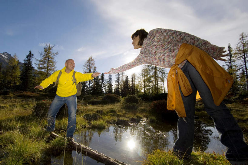 西方人,两个人,家庭,夫妻,站,伸展双臂,横图,室外,白天,仰视,爱情,河流,树林,水,太阳,植物,欧洲,欧洲人,阴影,服装,光线,影子,河水,水流,云,云朵,浪漫,云彩,注视,休闲装,树,树木,衣服,蓝色,绿色,白云,蓝天,天空,阳光,自然,天,观察,看,站着,休闲,温暖,温馨,一家人,休闲服,恩爱,恋人,服饰,生长,晴朗,成长,观看,木板桥,和睦,察看,关注,男人,男性,年轻男性,年轻女性,女人,女性,白种人,情侣,晴空,敞开双臂,伸开双臂,展开双肩,站立,张开手臂,张开双臂,彩图,低角度拍摄,全身,伴侣,融洽