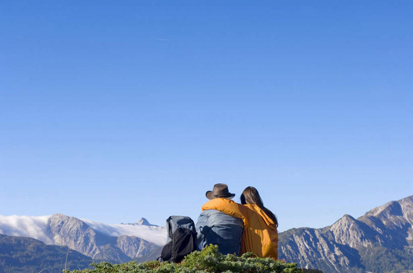 西方人,两个人,家庭,夫妻,坐,抱,横图,室外,白天,爱情,山,山脉,帽子,欧洲,欧洲人,戴,服装,山顶,山峰,山峦,浪漫,休闲装,礼帽,背面,衣服,蓝色,蓝天,天空,群山,天,休闲,温暖,温馨,一家人,休闲服,恩爱,恋人,服饰,晴朗,抱着,和睦,搂着,万里无云,男人,男性,年轻男性,年轻女性,女人,女性,白种人,情侣,晴空,晴空万里,搂,搂抱,坐着,半身,彩图,伴侣,融洽