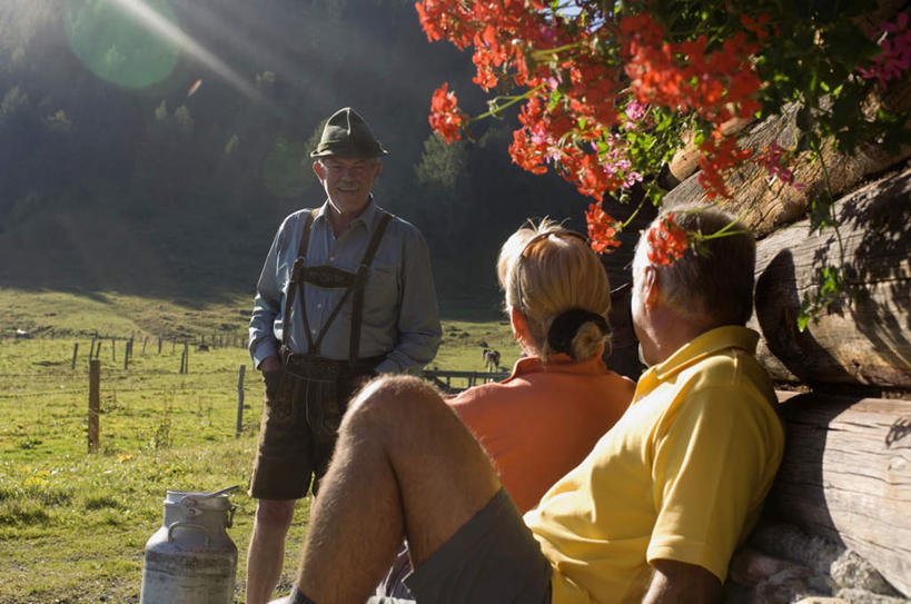 西方人,三个人,家庭,夫妻,伙伴,朋友,站,笑,微笑,露齿笑,横图,室外,白天,正面,爱情,友谊,草地,草坪,森林,树林,植物,帽子,欧洲,欧洲人,戴,服装,朦胧,模糊,盛开,浪漫,拿,花蕾,拿着,注视,休闲装,礼帽,草,花,花瓣,花朵,鲜花,树,树木,衣服,绿色,自然,瓶子,塑料制品,花苞,花蕊,观察,看,站着,休闲,温暖,温馨,一家人,休闲服,塑料瓶,恩爱,恋人,服饰,生长,成长,观看,和睦,察看,双手插袋,关注,手插袋,双手抄兜,双手放兜,友情,男人,男性,女人,女性,中年男性,中年女性,白种人,情侣,插兜,两手抄兜,两手放兜,手插兜,手放口袋,站立,半身,彩图,伴侣,融洽,手抄兜