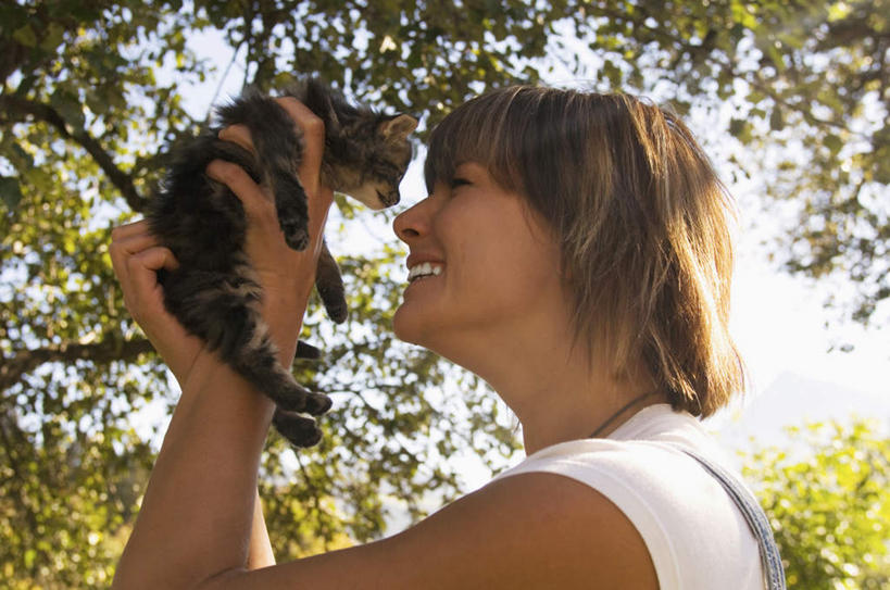 西方人,脸,头,脸颊,手,一个人,站,举,横图,室外,特写,白天,侧面,森林,树林,植物,宠物,猫,欧洲,欧洲人,双手,仅一个年轻女性,仅一个女性,仅一个人,服装,朦胧,模糊,注视,休闲装,肩膀,树,树木,一只,衣服,绿色,自然,动物,观察,看,托,站着,休闲,手部,休闲服,可爱,服饰,生长,成长,观看,察看,关注,猫咪,年轻女性,女人,女性,白种人,头部,脸部,脸蛋,面部,举起,举手,举着,向上举,向上伸,向上托,站立,半身,彩图