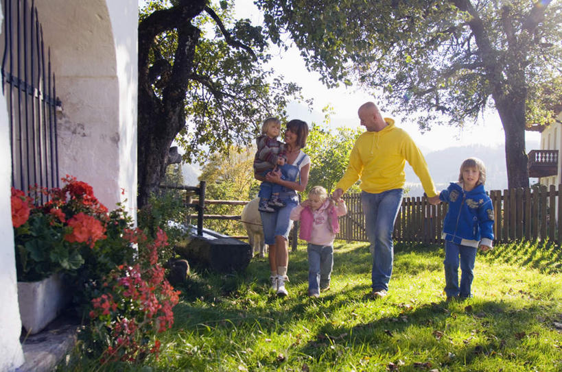 西方人,儿童,家庭,夫妻,母亲,父亲,女儿,儿子,家,站,握手,抱,笑,微笑,露齿笑,横图,室外,白天,正面,爱情,纯洁,草地,草坪,树林,植物,欧洲,欧洲人,五个人,服装,盛开,房屋,屋子,许多人,浪漫,花蕾,注视,休闲装,楼房,住宅,草,花,花瓣,花朵,鲜花,树,树木,小孩,衣服,花苞,花蕊,观察,看,站着,一群人,休闲,温暖,温馨,父女,父子,母女,母子,一家人,休闲服,恩爱,父爱,可爱,母爱,童年,童趣,恋人,服饰,抱着,观看,和睦,察看,搂着,关注,童真,烂漫,无邪,天真,男孩,男人,男性,年轻男性,年轻女性,女孩,女人,女性,白种人,孩子,年轻人,夫妇,情侣,搀手,拉手,搂,搂抱,手拉手,手握手,站立,彩图,全身,房子,伴侣,融洽,男生,女生