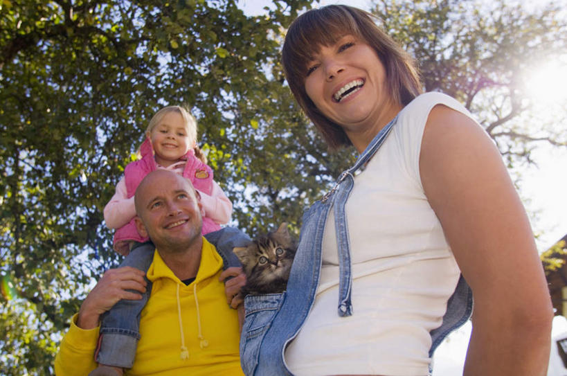 西方人,儿童,三个人,家庭,夫妻,母亲,父亲,女儿,站,笑,微笑,露齿笑,横图,室外,白天,仰视,爱情,纯洁,树林,植物,欧洲,欧洲人,阴影,服装,光线,影子,云,云朵,浪漫,云彩,注视,休闲装,树,树木,小孩,骑,衣服,蓝色,绿色,白云,蓝天,天空,阳光,自然,天,观察,看,扛,站着,休闲,温暖,温馨,父女,母女,三口之家,一家人,休闲服,恩爱,父爱,可爱,母爱,童年,童趣,恋人,服饰,生长,晴朗,成长,观看,和睦,察看,关注,童真,烂漫,无邪,扛在肩上,骑在肩上,天真,男人,男性,年轻男性,年轻女性,女孩,女人,女性,白种人,孩子,年轻人,夫妇,情侣,晴空,站立,半身,彩图,低角度拍摄,伴侣,融洽,女生