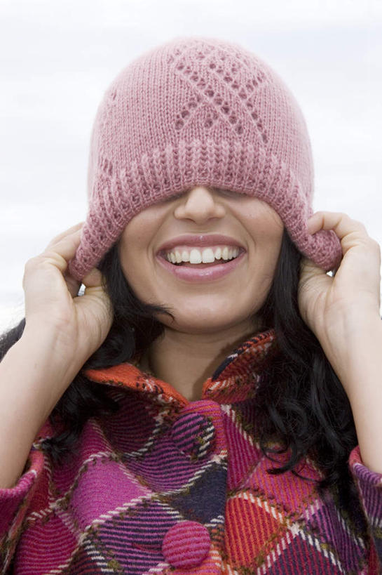 西方人,脸,头,脸颊,手,一个人,站,笑,微笑,露齿笑,竖图,室外,特写,白天,正面,帽子,欧洲,欧洲人,双手,仅一个年轻女性,仅一个女性,仅一个人,握,服装,朦胧,模糊,拿,拿着,休闲装,肩膀,衣服,天空,天,站着,休闲,手部,休闲服,握着,遮,遮掩,服饰,晴朗,掩盖,绒线帽,遮挡,遮盖,万里无云,掩饰,年轻女性,女人,女性,白种人,头部,脸部,脸蛋,面部,晴空,晴空万里,站立,半身,彩图