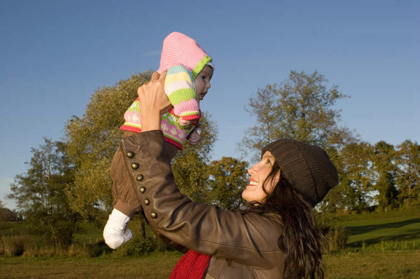 西方人,儿童,两个人,家庭,母亲,女儿,站,举,抱,横图,室外,白天,仰视,纯洁,草地,草坪,树林,植物,欧洲,欧洲人,服装,注视,休闲装,草,树,树木,小孩,衣服,蓝色,绿色,蓝天,天空,自然,天,观察,看,托,站着,休闲,温暖,温馨,母女,一家人,面对面,休闲服,可爱,母爱,童年,童趣,服饰,生长,晴朗,成长,抱着,观看,和睦,察看,搂着,关注,童真,烂漫,无邪,万里无云,天真,年轻女性,女孩,女人,女性,白种人,孩子,年轻人,晴空,晴空万里,举起,举手,举着,搂,搂抱,向上举,向上伸,向上托,站立,半身,彩图,低角度拍摄,融洽,女生