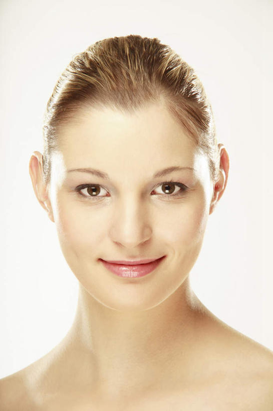 西方人,脸,头,脸颊,一个人,站,笑,微笑,竖图,室内,特写,白天,白色背景,正面,欧洲,欧洲人,仅一个年轻女性,仅一个女性,仅一个人,注视,裸露,肩膀,观察,看,站着,摄影,影棚,观看,察看,关注,裸,年轻女性,女人,女性,白种人,头部,脸部,脸蛋,面部,站立,半身,彩图,影棚拍摄,拍摄