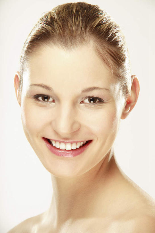 西方人,脸,头,脸颊,一个人,站,笑,微笑,竖图,室内,特写,白天,白色背景,正面,欧洲,欧洲人,仅一个年轻女性,仅一个女性,仅一个人,注视,裸露,肩膀,观察,看,站着,摄影,影棚,观看,察看,关注,裸,年轻女性,女人,女性,白种人,头部,脸部,脸蛋,面部,站立,半身,彩图,影棚拍摄,拍摄