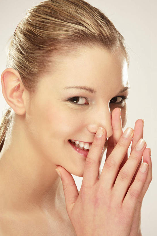 西方人,脸,头,脸颊,手,一个人,站,笑,摸,微笑,露齿笑,竖图,室内,特写,白天,白色背景,侧面,欧洲,欧洲人,双手,仅一个年轻女性,仅一个女性,仅一个人,抚摸,注视,肩膀,观察,看,站着,手部,摄影,影棚,观看,察看,关注,年轻女性,女人,女性,白种人,头部,脸部,脸蛋,面部,触摸,接触,站立,半身,彩图,影棚拍摄,拍摄