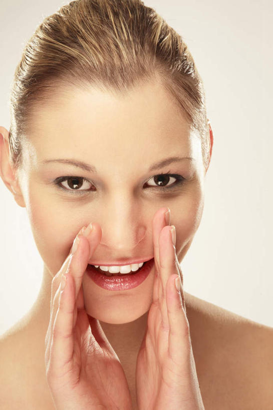 西方人,脸,头,脸颊,手,一个人,站,举,笑,微笑,露齿笑,竖图,室内,特写,白天,白色背景,正面,欧洲,欧洲人,双手,仅一个年轻女性,仅一个女性,仅一个人,注视,肩膀,观察,看,托,站着,手部,摄影,影棚,观看,察看,关注,年轻女性,女人,女性,白种人,头部,脸部,脸蛋,面部,举起,举手,举着,向上举,向上伸,向上托,站立,半身,彩图,影棚拍摄,拍摄