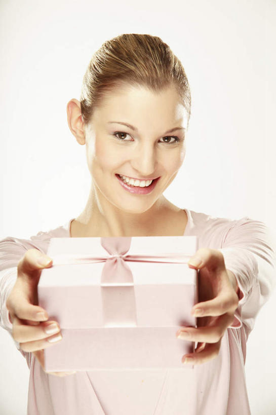 西方人,脸,头,脸颊,手,一个人,站,捧,笑,微笑,露齿笑,竖图,室内,特写,白天,白色背景,正面,礼盒,礼物,欧洲,欧洲人,双手,仅一个年轻女性,仅一个女性,仅一个人,服装,纸盒,注视,休闲装,肩膀,盒子,衣服,包装盒,礼品盒,观察,看,站着,休闲,手部,休闲服,摄影,服饰,礼品,影棚,观看,察看,关注,年轻女性,女人,女性,白种人,头部,脸部,脸蛋,面部,端,端着,捧着,手捧,站立,半身,彩图,影棚拍摄,拍摄