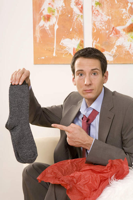 西方人,一个人,商务人士,商务男性,客厅,坐,竖图,室内,白天,正面,衬衫,沙发,袋子,欧洲,圣诞节,欧洲人,仅一个男性,仅一个人,指,套装,节日,庆祝,拿,拿着,注视,方向,文化,袜子,仅一个年轻男性,观察,看,手势,庆典,观看,纪念,察看,起居室,指向,关注,商务装,工薪阶层,男人,男性,年轻男性,白种人,白领,上班族,坐着,半身,彩图,衬衣,皮沙发