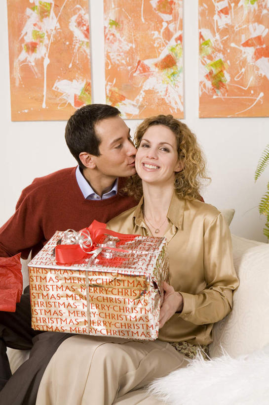 西方人,两个人,家庭,夫妻,客厅,坐,笑,吻,微笑,露齿笑,竖图,室内,白天,正面,爱情,沙发,礼盒,礼物,欧洲,欧洲人,服装,纸盒,浪漫,拿,拿着,注视,休闲装,盒子,画,衣服,包装盒,礼品盒,观察,看,休闲,温暖,温馨,一家人,休闲服,恩爱,恋人,服饰,礼品,观看,和睦,察看,起居室,关注,男人,男性,女人,女性,中年男性,中年女性,白种人,情侣,装饰画,亲,亲吻,坐着,半身,彩图,伴侣,融洽,皮沙发