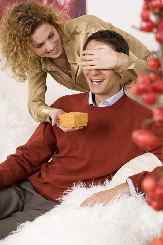 西方人,两个人,家庭,夫妻,客厅,站,坐,笑,微笑,露齿笑,竖图,室内,白天,正面,爱情,沙发,欧洲,圣诞节,欧洲人,服装,节日,庆祝,浪漫,注视,休闲装,文化,衣服,观察,看,站着,庆典,休闲,温暖,温馨,一家人,休闲服,恩爱,遮,遮掩,恋人,服饰,观看,纪念,和睦,察看,起居室,掩盖,遮挡,关注,遮盖,掩饰,男人,男性,年轻男性,年轻女性,女人,女性,白种人,情侣,站立,坐着,半身,彩图,伴侣,融洽,皮沙发