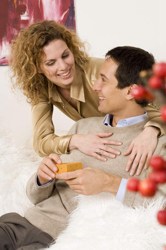 西方人,两个人,家庭,夫妻,客厅,站,坐,笑,微笑,露齿笑,竖图,室内,白天,正面,爱情,沙发,欧洲,圣诞节,欧洲人,服装,节日,庆祝,包,浪漫,旅行包,注视,休闲装,文化,衣服,背包,观察,看,站着,庆典,休闲,温暖,温馨,一家人,休闲服,恩爱,恋人,服饰,观看,纪念,和睦,察看,起居室,关注,旅游包,男人,男性,年轻男性,年轻女性,女人,女性,白种人,情侣,站立,坐着,半身,彩图,伴侣,融洽,双肩包,皮沙发