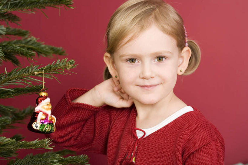 西方人,儿童,脸,头,脸颊,手,一个人,客厅,站,笑,微笑,露齿笑,横图,室内,特写,白天,正面,纯洁,植物,雕塑,欧洲,圣诞节,欧洲人,仅一个女性,仅一个人,服装,节日,庆祝,艺术,装饰,雕刻,雕像,墙,圣诞树,注视,休闲装,文化,肩膀,墙壁,墙面,树,树木,小孩,衣服,红色,绿色,自然,工艺品,观察,看,站着,仅一个小孩,庆典,休闲,手部,休闲服,可爱,童年,童趣,服饰,生长,成长,观看,纪念,单手,美术,察看,起居室,关注,主题,陈列,童真,烂漫,无邪,功能,美学,天真,女孩,女人,女性,白种人,孩子,头部,脸部,脸蛋,面部,站立,半身,彩图,女生