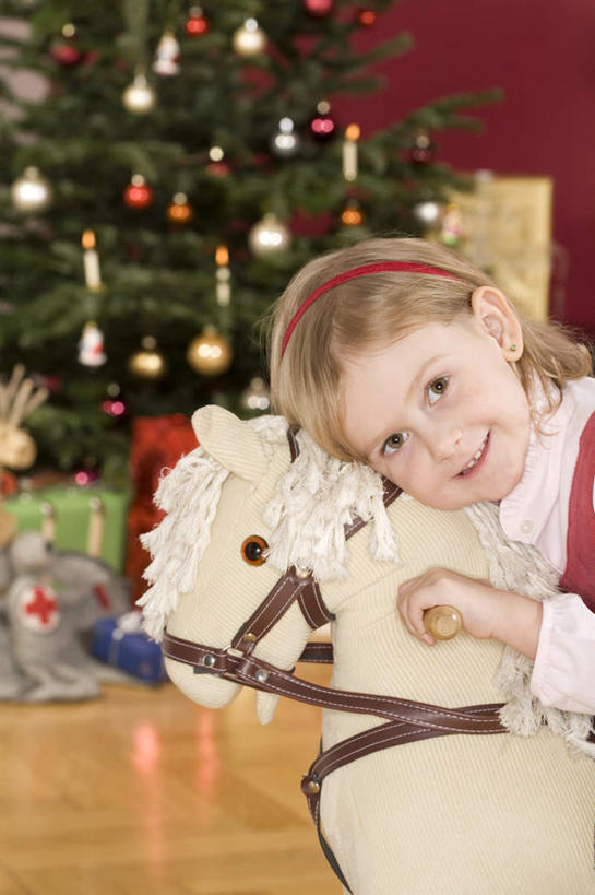 西方人,儿童,一个人,客厅,坐,竖图,室内,白天,侧面,游戏,快乐,纯洁,植物,地板,礼盒,礼物,玩具,欧洲,圣诞节,欧洲人,仅一个女性,仅一个人,服装,节日,庆祝,装饰,挂饰,纸盒,圣诞树,圣诞球,地面,玩,注视,休闲装,文化,娱乐,木地板,盒子,球,树,树木,小孩,衣服,绿色,自然,包装盒,发箍,发饰,饰品,礼品盒,观察,看,靠,仅一个小孩,庆典,休闲,球体,休闲服,可爱,童年,童趣,服饰,礼品,生长,成长,头箍,观看,活动,纪念,华丽,修饰,点缀,察看,起居室,发泄,关注,消遣,智力,木马,发卡,童真,烂漫,无邪,配饰,宣泄,衬托,美观,雅致,雅观,天真,女孩,女人,女性,白种人,孩子,玩耍,嬉戏,坐着,半身,彩图,女生