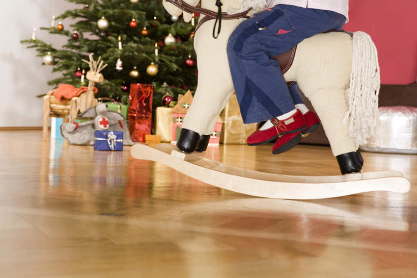 西方人,儿童,一个人,客厅,坐,横图,室内,白天,正面,游戏,快乐,纯洁,植物,地板,礼盒,礼物,玩具,欧洲,圣诞节,欧洲人,仅一个女性,仅一个人,服装,节日,庆祝,纸盒,圣诞树,地面,玩,休闲装,文化,娱乐,木地板,盒子,树,树木,小孩,衣服,绿色,自然,包装盒,礼品盒,仅一个小孩,庆典,休闲,休闲服,可爱,童年,童趣,服饰,礼品,生长,成长,活动,纪念,起居室,发泄,消遣,智力,木马,童真,烂漫,无邪,宣泄,天真,女孩,女人,女性,白种人,孩子,玩耍,嬉戏,坐着,半身,彩图,女生