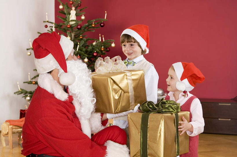 西方人,儿童,胡须,三个人,家庭,父亲,女儿,儿子,客厅,站,抱,横图,室内,白天,正面,纯洁,植物,地板,礼盒,礼物,帽子,欧洲,圣诞节,欧洲人,戴,服装,节日,庆祝,纸盒,圣诞树,地面,注视,休闲装,文化,木地板,盒子,树,树木,小孩,衣服,绿色,自然,包装盒,饰品,装饰物,礼品盒,观察,看,站着,庆典,休闲,温暖,温馨,父女,父子,一家人,休闲服,圣诞帽,父爱,可爱,童年,童趣,服饰,礼品,生长,成长,抱着,观看,纪念,和睦,察看,起居室,搂着,关注,童真,烂漫,无邪,天真,男孩,男人,男性,年轻男性,女孩,女人,女性,白种人,孩子,年轻人,胡子,络腮胡,搂,搂抱,站立,半身,彩图,融洽,男生,女生